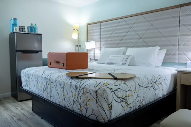 Room, Queen Bed, Sofa, Outer Banks Inn 4/10