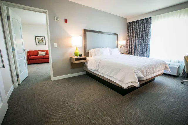 جناح، Hampton Inn & Suites Tempe/Phoenix Airport 2/3
