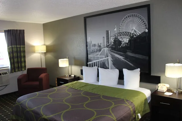 Standard, King Bed, Super 8 by Wyndham Grand Rapids/Wyoming 4/4