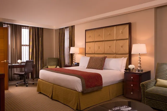 غرفة قياسية بسرير كينج بحوض استحمام لذوي الإعاقة، Millennium Hotel Knickerbocker Chicago 2/8
