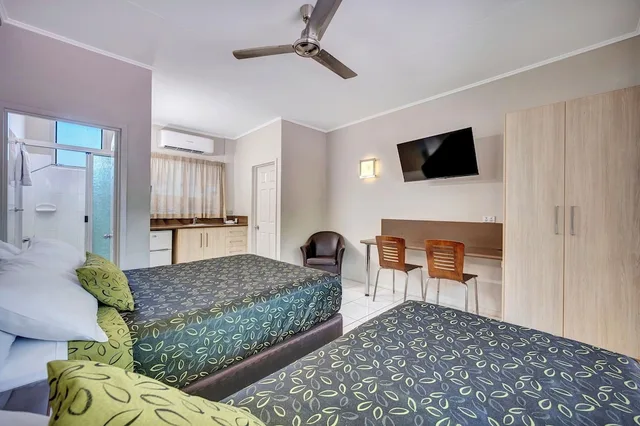 غرفة قياسية بسرير مزدوج وسرير فردي يُسمح فيها بالحيوانات الأليفة، City Oasis Inn Townsville SureStay Collection by BW 4/6