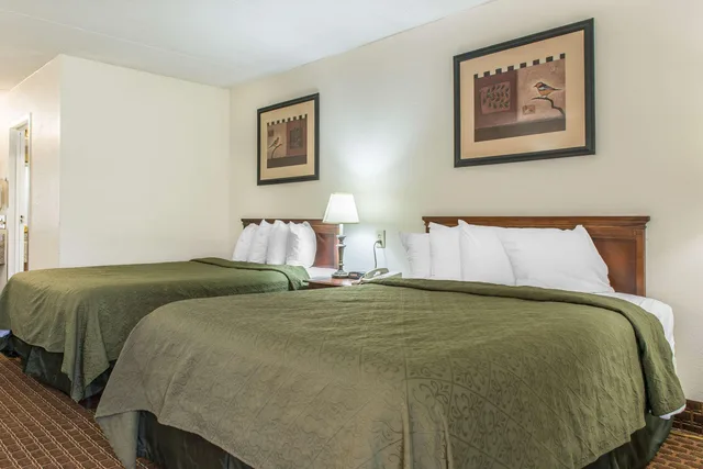 غرفة رباعية بسريرين كوين، Rodeway Inn Brookville, PA 2/3