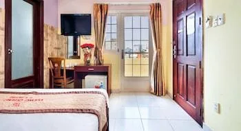 Deluxe, Double Bed, Balcony, Vuong Quang Hotel 2/3
