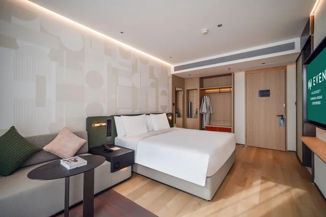 غرفة بريميوم بسرير كينج وسرير كوين، Even Hotel Shanghai Jinqiao By IHG 3/4