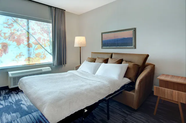 جناح بسرير كينج مع أريكة لذوي الإعاقة، Fairfield Inn & Suites Rochester Hills 1/6