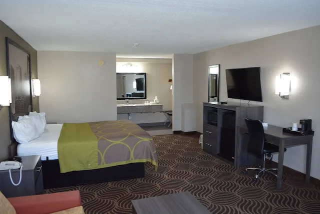 غرفة بزنس بسرير كينج، Super 8 By Wyndham Huntersville/Charlotte Area 3/5