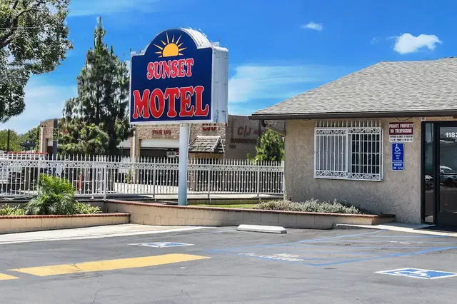 Sunset Motel، بومونا 2/26