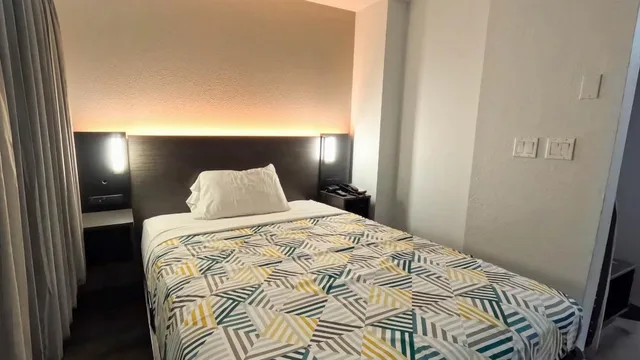 1 Queen Bed Mobil Access Ri Shwr Kitchen, Studio6 Brownsville, TX 4/6