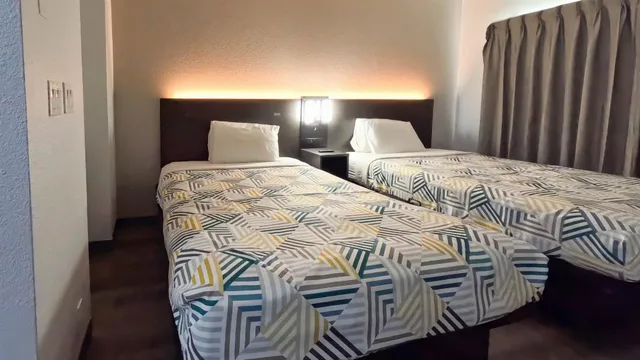 2 Full Beds Mobility Accessible Tub Ktchn، Studio6 Brownsville, TX 3/7