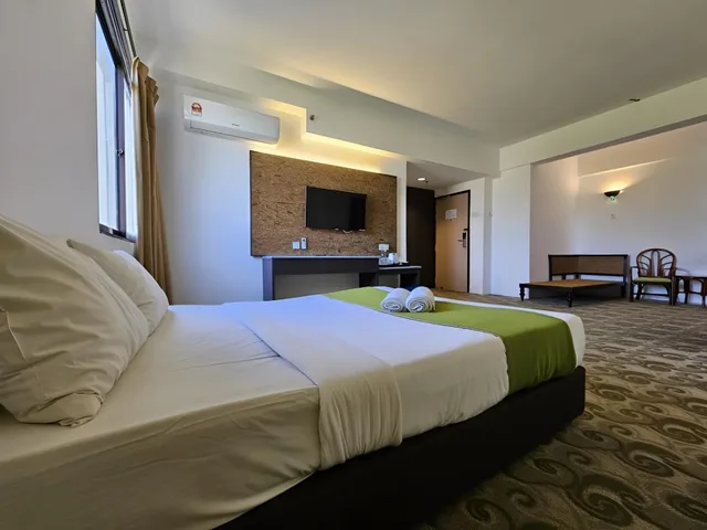 Family Room (1 Queen + 1 King Bed)، De Greenish Village Langkawi 2/12