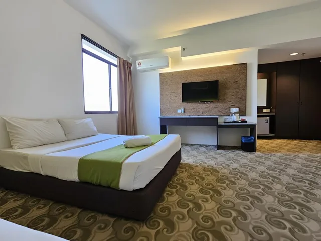 Family Room (1 Queen + 1 King Bed)، De Greenish Village Langkawi 4/12