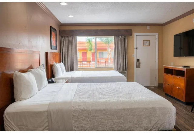 غرفة بسرير كوين لذوي الإعاقة، Om Park Inn and Suites El Cajon near San Diego 12/26