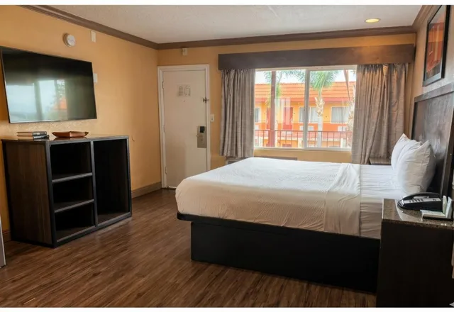 غرفة بسرير كوين لذوي الإعاقة، Om Park Inn and Suites El Cajon near San Diego 10/26