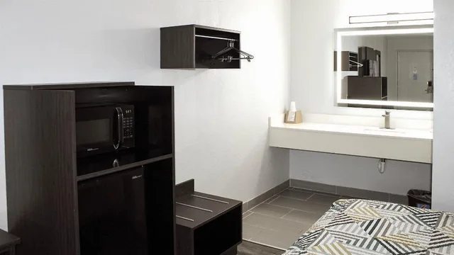1 King Bed Mob Acc RI Shwr Nsmk Micfridge، Motel6 Mccomb Ms 3/16