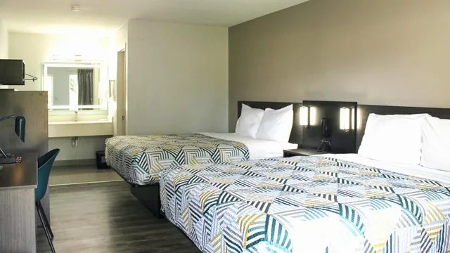 2 Queen Beds Smoking, Micfridge، Motel6 Mccomb Ms 4/15