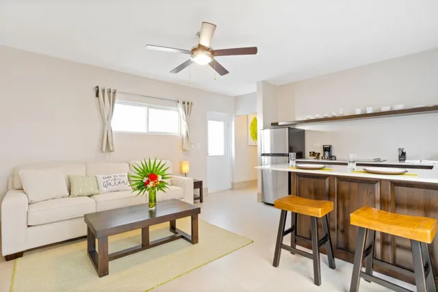 Courtyard Suite، Bananas on the Beach 3/3