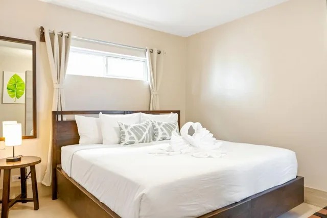Courtyard Suite، Bananas on the Beach 1/3