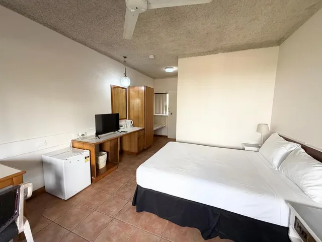غرفة بسرير كوين، The Reef Motel 1/2