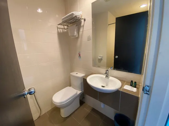 Deluxe Queen, Royale Bintang Janda Baik 7/8