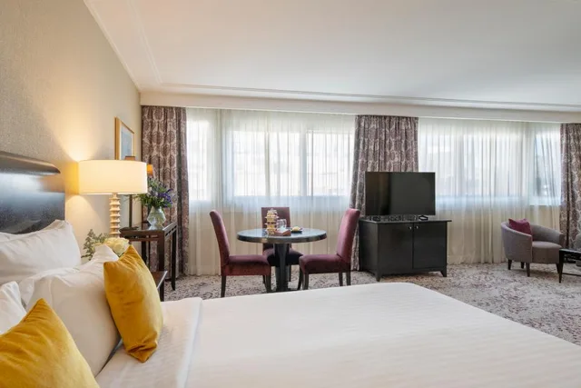 جناح جونيور، Warwick Paris Champs-Elysees 7/8