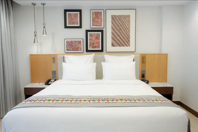 غرفة كلاسيكية بسرير كينج وسريرين منفصلين، فندق ميركيور خميس مشيط(Mercure Hotel Khamis Mushayt) 1/3