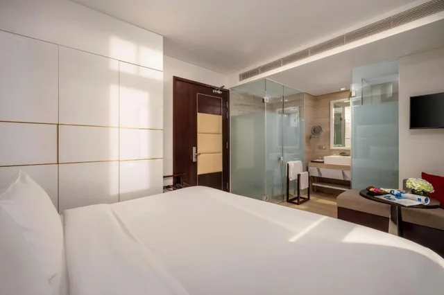 غرفة سوبيريور بسرير كينج بإطلالة على المدينة، Holiday Beach Hotel Danang 4/4