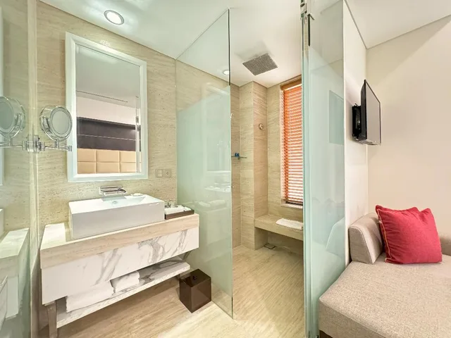 غرفة سوبيريور بسرير كينج بإطلالة على المدينة، Holiday Beach Hotel Danang 2/4